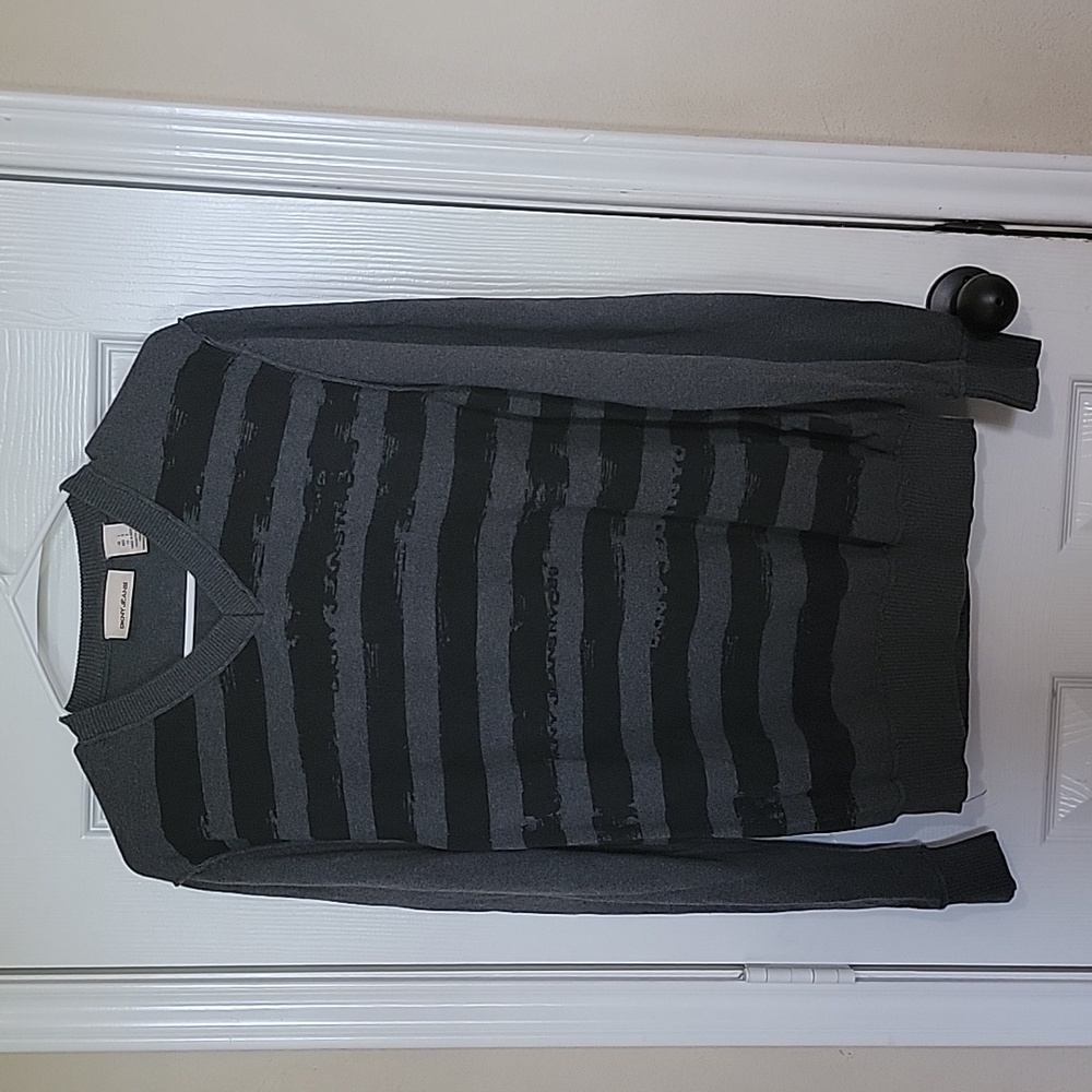 DKNY Men's V-neck long sleeve sweater, gray and black stripes, L